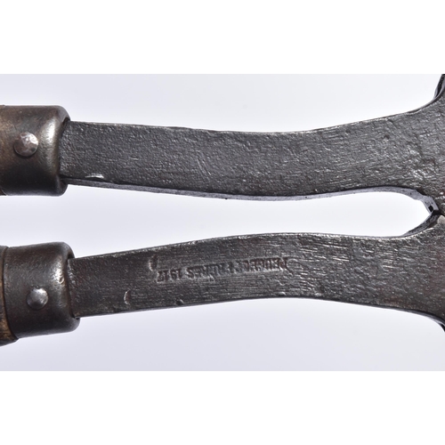 124 - A pair of WWI First World War French wire cutters. Makers mark for Peugeot Freres and dated 1917. Me... 