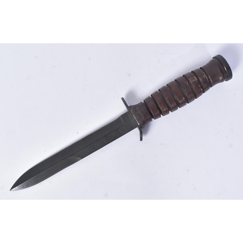 132 - A WWII Second World War US United States M3 fighting knife as issued to the Airborne Troops. Grooved... 