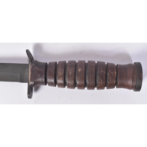 132 - A WWII Second World War US United States M3 fighting knife as issued to the Airborne Troops. Grooved... 