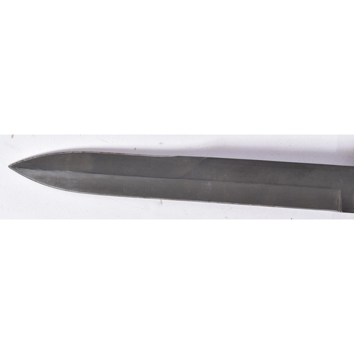 132 - A WWII Second World War US United States M3 fighting knife as issued to the Airborne Troops. Grooved... 