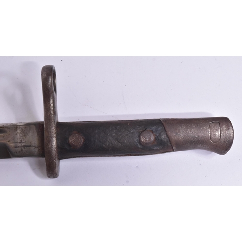 133 - An original WWI First World War era 1907 pattern Lee Enfield rifle bayonet. The bayonet having a hoo... 