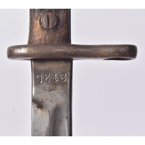 133 - An original WWI First World War era 1907 pattern Lee Enfield rifle bayonet. The bayonet having a hoo... 