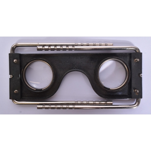 152 - A WWII Second World War British Reconnaissance staff Type D Stereoscope used to view ariel photograp... 