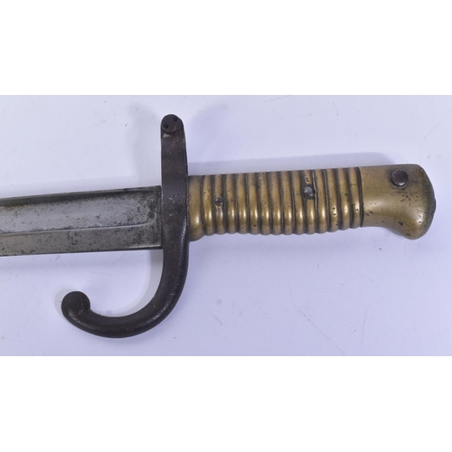 154 - A 19th Century French 1866 pattern ' Chassepot ' rifle bayonet. The bayonet having ribbed brass hilt... 