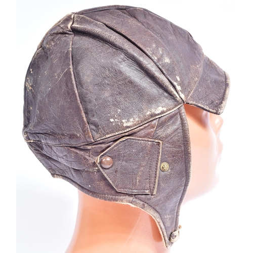 158 - A WWI First World War RFC Royal Flying Corps flying helmet. Leather construction with a chamois inte... 