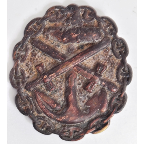 159 - A WWI First World War German Kriegsmarine wound badge. A third class example representing iron. Awar... 