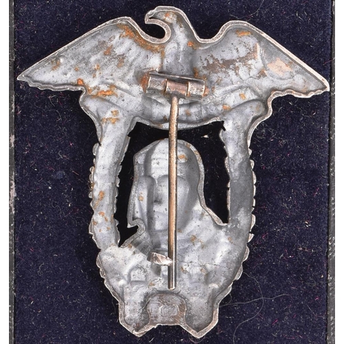 172 - A WWI First World War Austro-Hungarian pilot / flyers badge depicting an aviator's head with within ... 