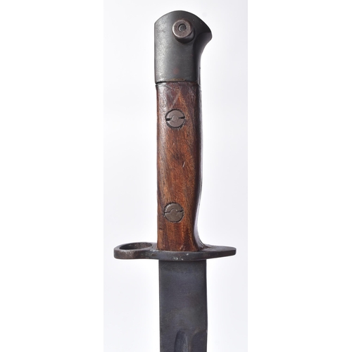 211 - An original WWI First World War era 1907 pattern Lee Enfield rifle sword bayonet. The bayonet having... 