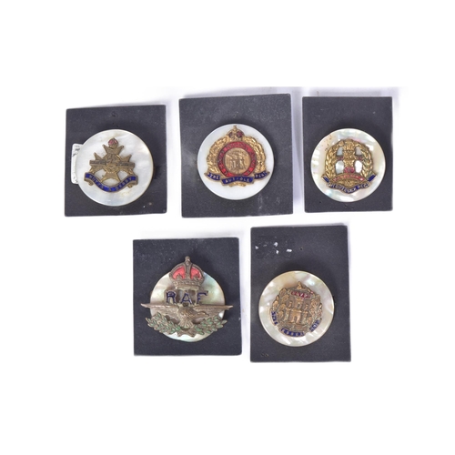 26 - A collection of x5 WWI First World War British sweetheart badges. Regiments comprising Notts & Derby... 
