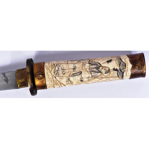 268 - A 20th Century Japanese Tanto knife / dagger with bone scrimshaw handle and scabbard. Extensively ca... 