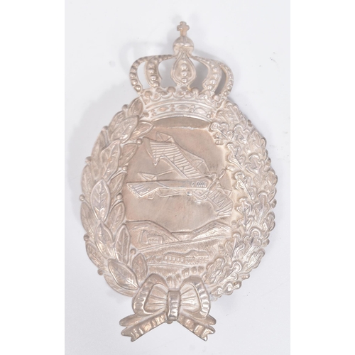 270 - A WWI First World War Imperial German / Prussian Army pilots badge. The centre of the badge featurin... 