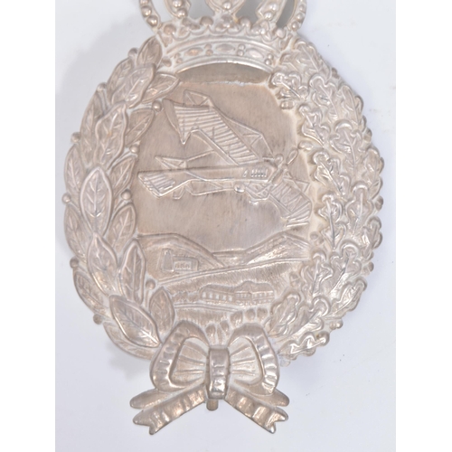 270 - A WWI First World War Imperial German / Prussian Army pilots badge. The centre of the badge featurin... 