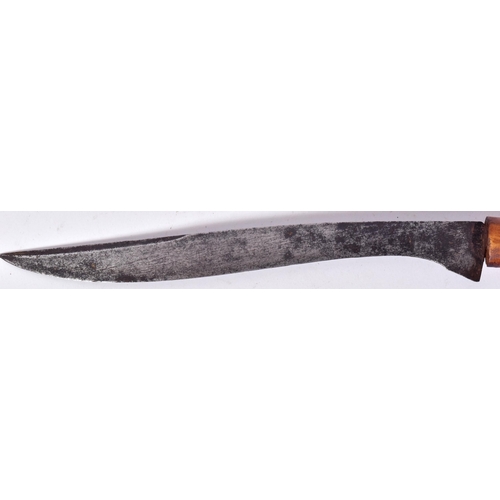 312 - A vintage Indonesian / Malaysian Golok machete. Hooked pommel, curved single edge blade and carved s... 