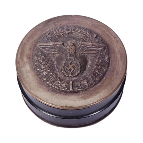 313 - A WWII Second World War Third Reich Nazi German style snuff box. Circular Bakelite container with sc... 