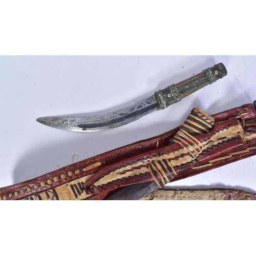 319 - An original Southern Arabia shafra / matwa dagger. Wooden grip with fine filigree bands and a curved... 