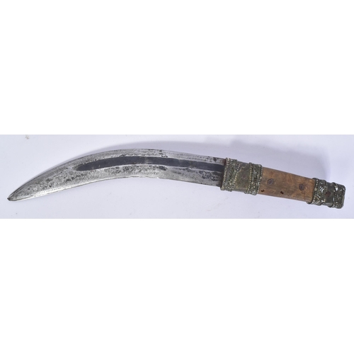 319 - An original Southern Arabia shafra / matwa dagger. Wooden grip with fine filigree bands and a curved... 