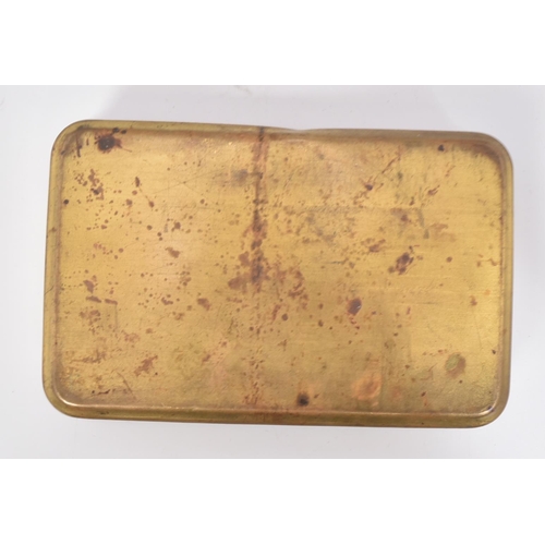 337 - A WWI Christmas 1914 Queen Mary trench cigarette gift tin - no contents. Measures approx. 3cm x 13cm... 