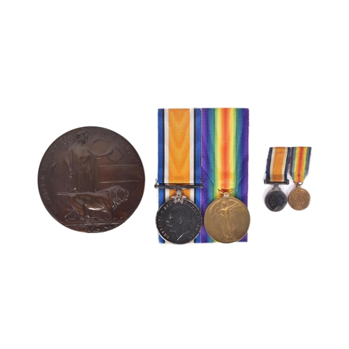 34 - A WWI First World War medal pair to one 124324 Gunner A. Lang of the Royal Artillery. Both mounted, ... 