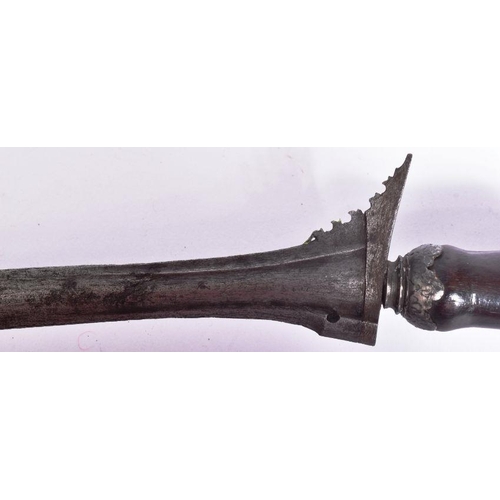 352 - An early 20th Century Malayan / Sumatran Executioners Panjang Kris dagger. Carved wooden grip with a... 