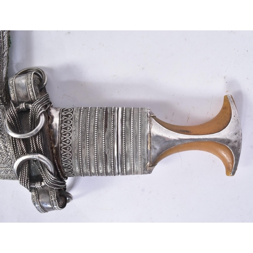51 - An early 20th Century Middle Eastern / Omani Khanjar / Jambiya dagger. Flat pommel with a Rhino horn... 