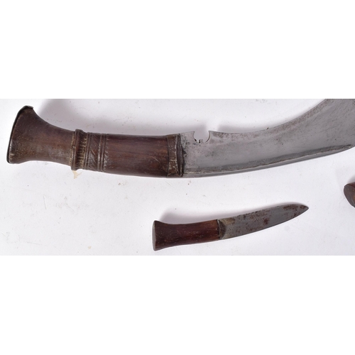 67 - An early 20th Century Nepalese / Gurkha Regiment Kukri knife dagger. The knife having a flat pommel ... 