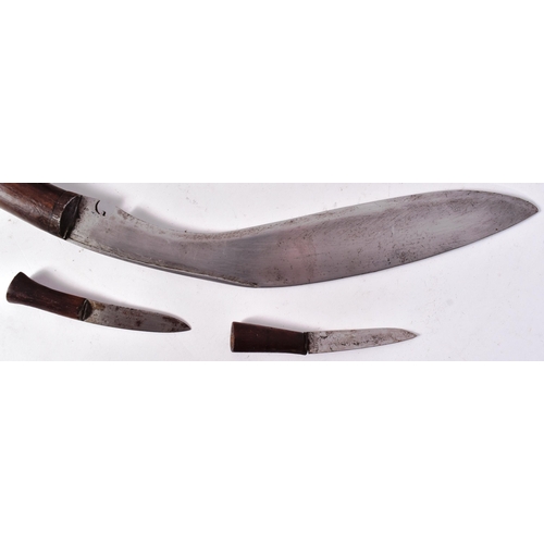 67 - An early 20th Century Nepalese / Gurkha Regiment Kukri knife dagger. The knife having a flat pommel ... 