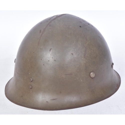 89 - A WWII Second World War Imperial Japanese Army Type 90 steel combat helmet with star insignia badge,... 