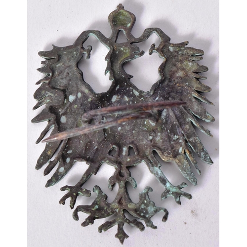 91 - A WWI First World War Imperial German Colonial hat badge depicting the Prussian heraldic eagle toppe... 