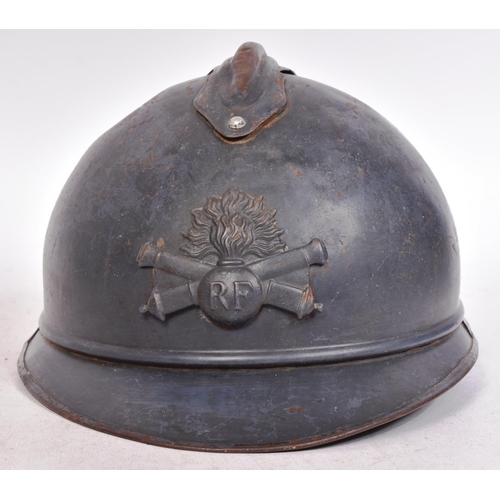 95 - A WWI First World War period French M15 steel combat Adrian helmet. Steel construction with split pi... 