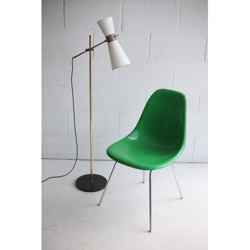 183 - A retro mid century 1950s Italian designer floor standing lamp light. The lamp having a black metal ... 