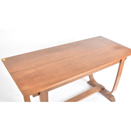 209 - An Art Deco early 20th century circa 1930s oak extending breakfast occasional table. The table havin... 