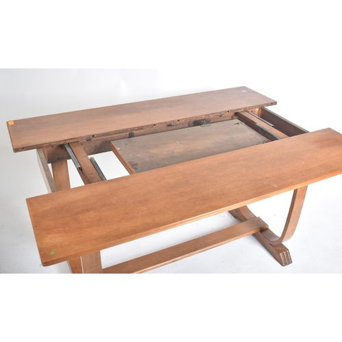 209 - An Art Deco early 20th century circa 1930s oak extending breakfast occasional table. The table havin... 