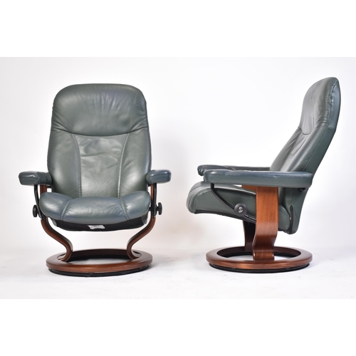 262 - Ekornes - Stressless - A pair of 20th century reclining armchairs / lounge swivel chairs. Each recli... 