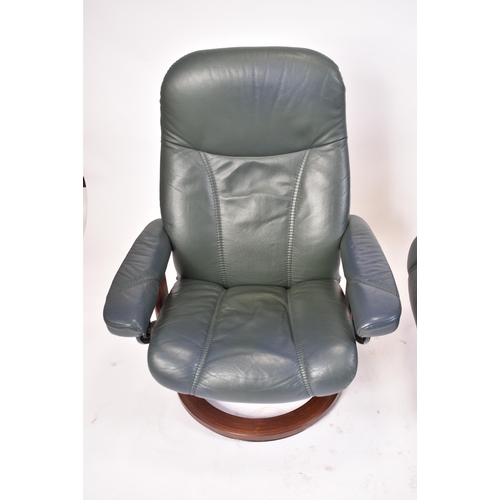 262 - Ekornes - Stressless - A pair of 20th century reclining armchairs / lounge swivel chairs. Each recli... 