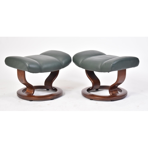 262 - Ekornes - Stressless - A pair of 20th century reclining armchairs / lounge swivel chairs. Each recli... 