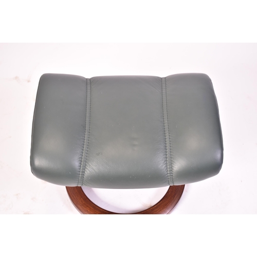 262 - Ekornes - Stressless - A pair of 20th century reclining armchairs / lounge swivel chairs. Each recli... 