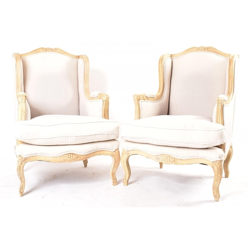 345 - Roche Bobois - Paris -  A pair of French high end design contemporary white painted and linen uphols... 