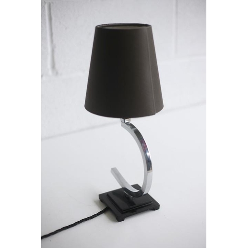 432 - A vintage 20th century Art Deco chrome table lamp light. The lamp having a new bespoke shade atop a ... 