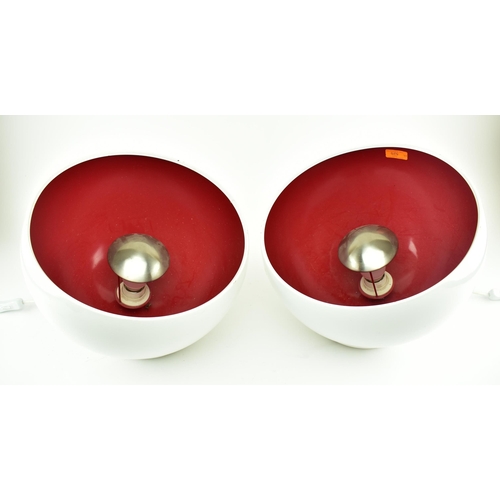 525 - A matching pair of retro 20th century large table lamp lights. Each of of eyeball form with central ... 