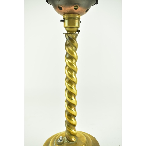 84 - An early 20th century Art Deco table / desk lamp light. The lamp having a stepped brass base and bar... 