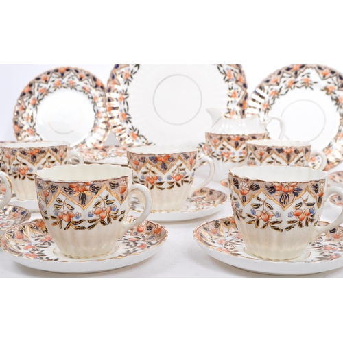 20a - A Victorian 19th century porcelain china tea service set. In the manner of the imari pattern, with b... 