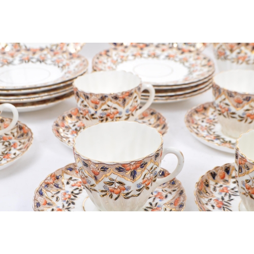 20a - A Victorian 19th century porcelain china tea service set. In the manner of the imari pattern, with b... 