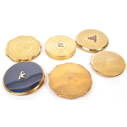 377 - A collection of vintage 20th century vanity compacts to include a compact with blue enamel lid and e... 