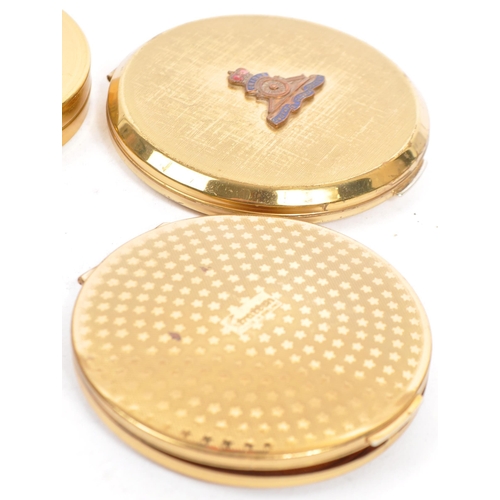 377 - A collection of vintage 20th century vanity compacts to include a compact with blue enamel lid and e... 