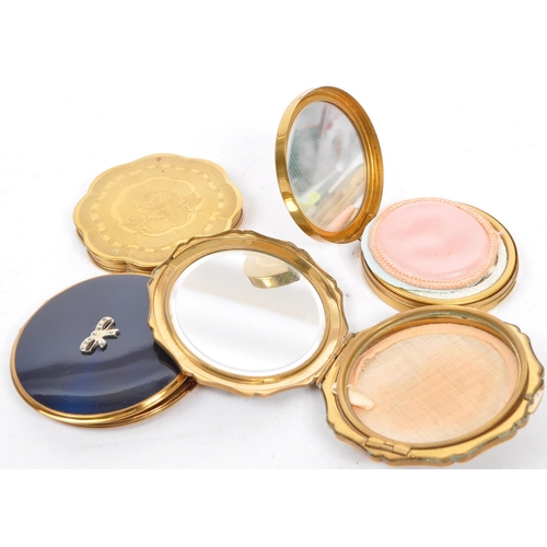 377 - A collection of vintage 20th century vanity compacts to include a compact with blue enamel lid and e... 