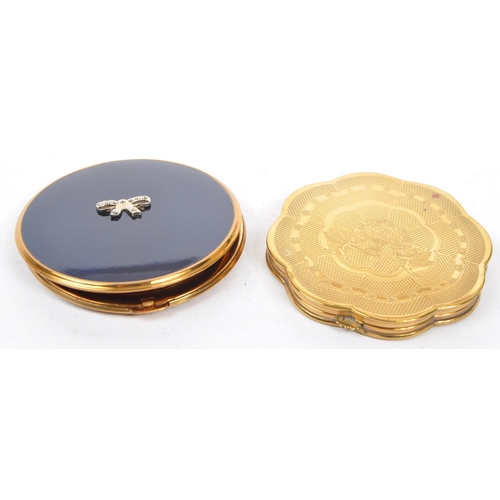 377 - A collection of vintage 20th century vanity compacts to include a compact with blue enamel lid and e... 