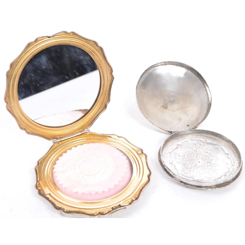 380 - A collection of vintage 20th century vanity compacts to include example in presentation box with an ... 