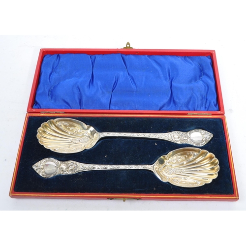 389 - A pair of 20th Century silver plated serving spoons, in original fitted box, by John Batt & Co Ltd, ... 