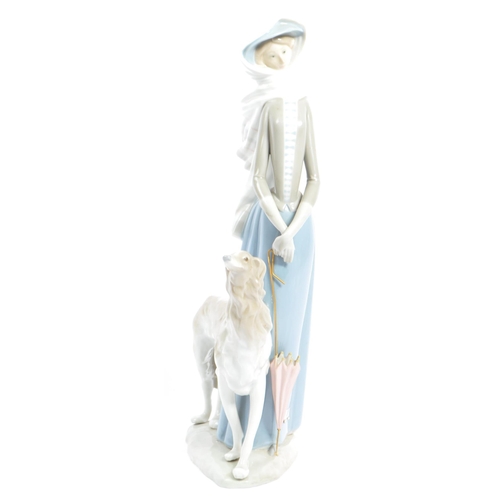 98 - Lladro - A large vintage 20th century Spanish porcelain Lladro figurine in the form of a gentlewoman... 
