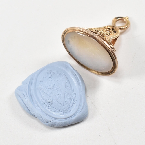 34 - A Georgian gold carved intaglio agate seal fob. The fob having a carved agate armorial shield intagl... 